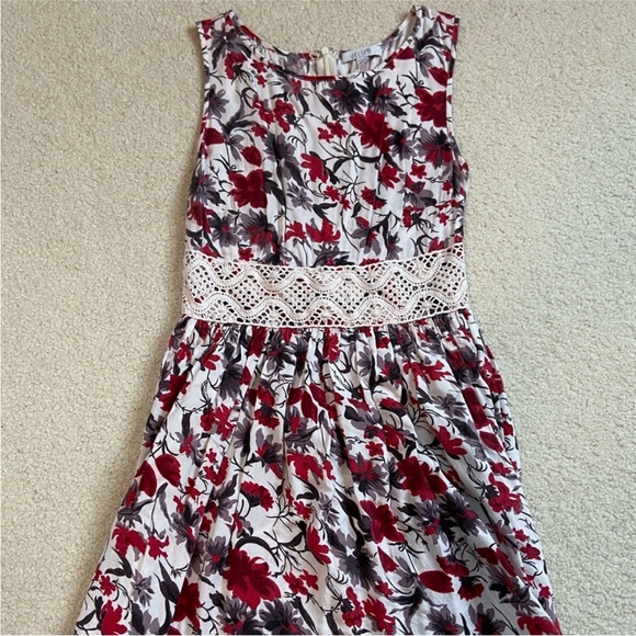 ✨HP✨Floral Dress - Picture 2 of 2